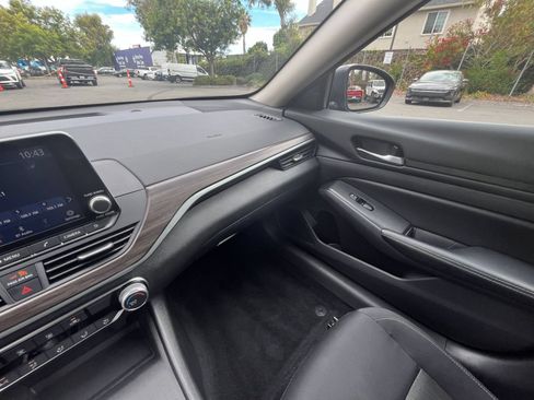 Used 2025 Nissan Altima 2.5 SV FWD image 30