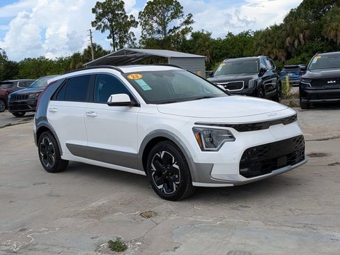 Certified 2023 Kia Niro Wave FWD image 2