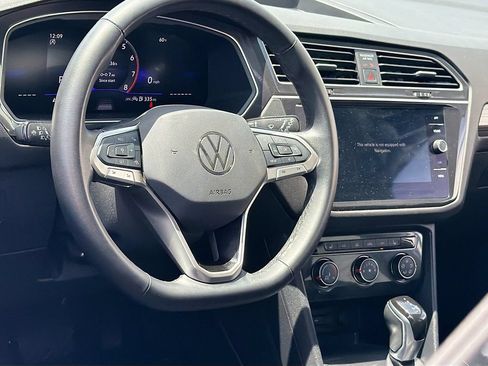 Used 2024 Volkswagen Tiguan SE FWD image 31