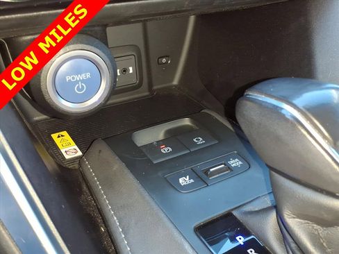 Used 2021 Toyota Venza LE w/ Carpet Mat Package (TMS) image 20