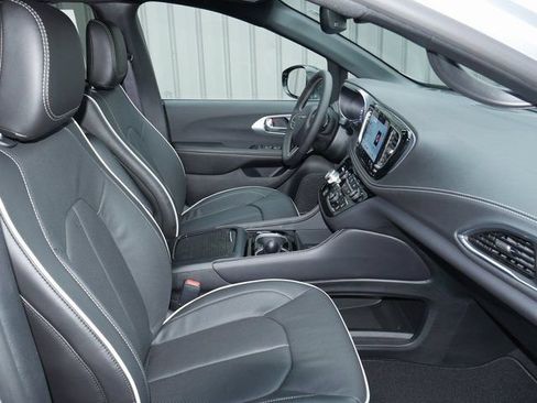 New 2026 Chrysler Pacifica Limited w/ Uconnect Theater Family Group AWD/4WD image 30