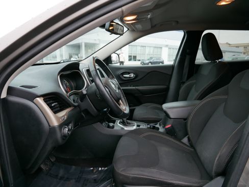 Used 2016 Jeep Cherokee Latitude w/ Cold Weather Group image 32