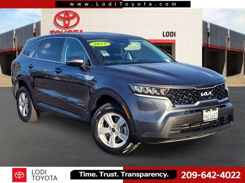 Used 2023 Kia Sorento LX image 1