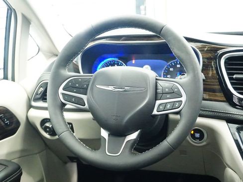 Used 2024 Chrysler Pacifica Limited AWD/4WD image 19