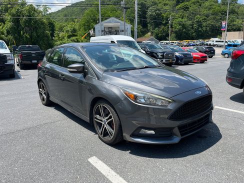 Certified 2017 Ford Focus ST FWD image 4