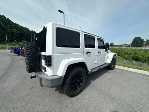 Used 2017 Jeep Wrangler Unlimited Sahara w/ Connectivity Group AWD/4WD image 21