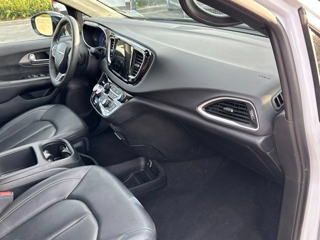 Used 2025 Chrysler Pacifica Select FWD image 15