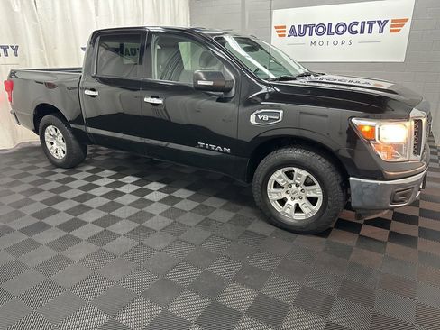 Used 2017 Nissan Titan SV image 2