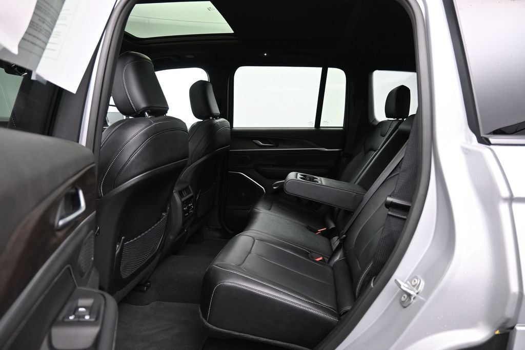 Used 2026 Jeep Grand Cherokee Limited AWD/4WD image 25