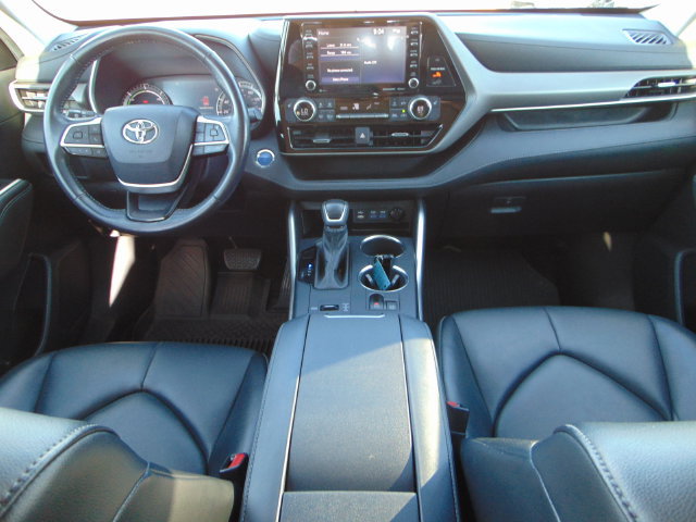 Used 2022 Toyota Highlander XLE AWD/4WD image 23