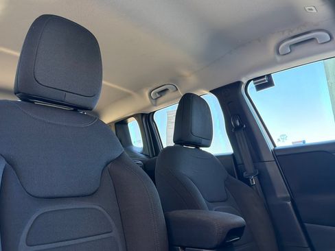 Used 2020 Jeep Renegade Latitude w/ Popular Equipment Group FWD image 16