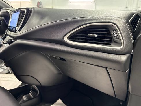 Used 2025 Chrysler Pacifica Select FWD image 33