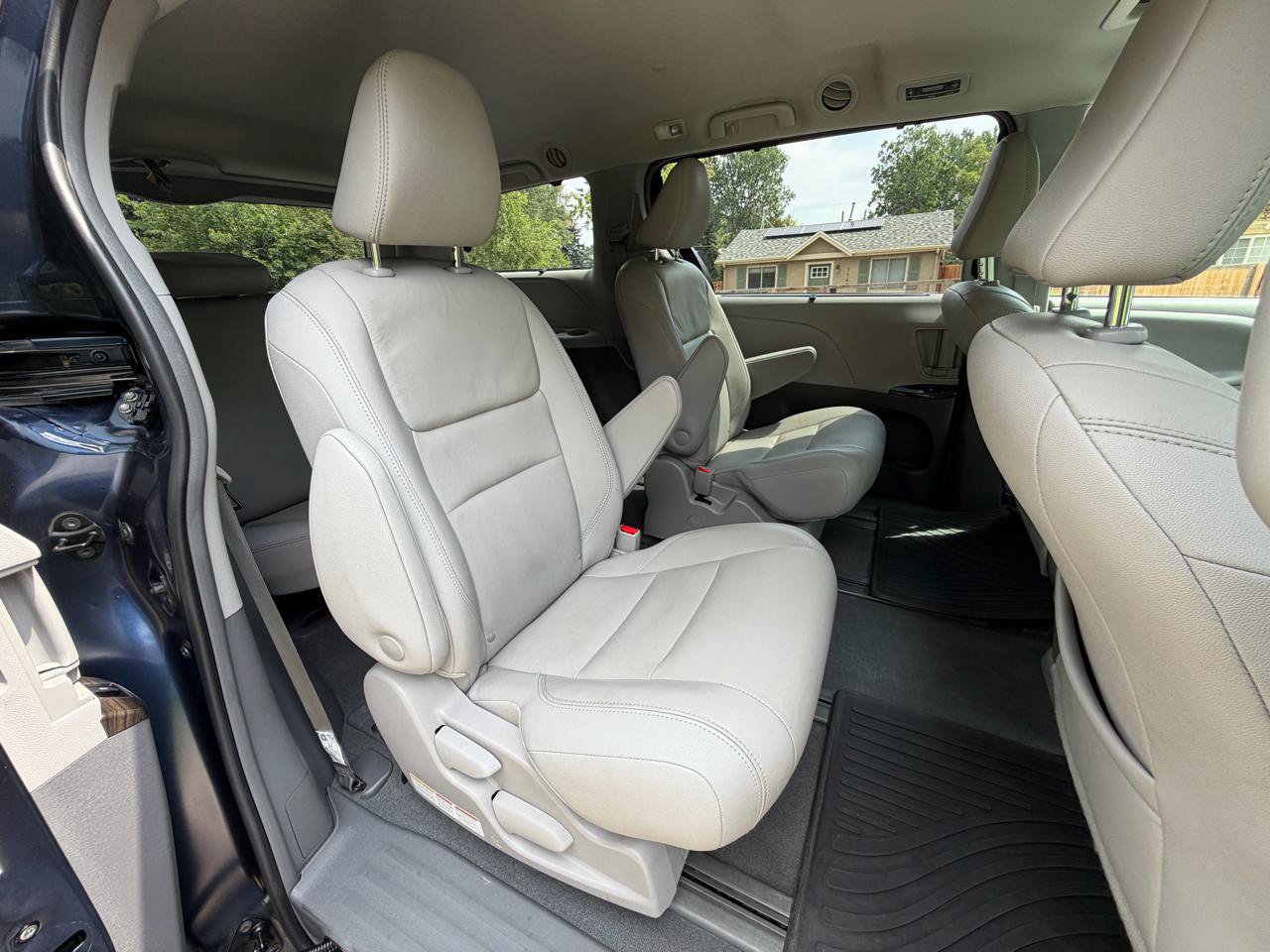 Used 2019 Toyota Sienna XLE w/ XLE Navigation Package AWD/4WD image 17