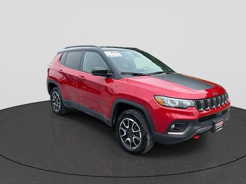 Used 2025 Jeep Compass Trailhawk AWD/4WD image 2