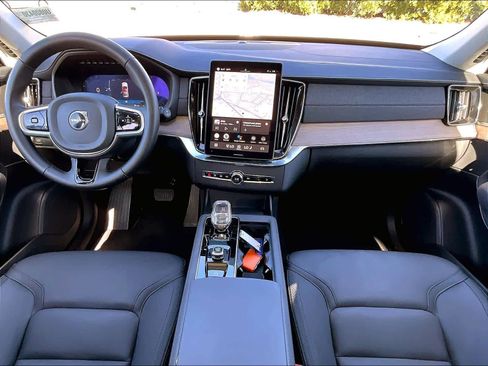 Used 2025 Volvo XC90 B6 Plus image 22