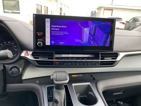 Used 2025 Toyota Sienna XLE image 17