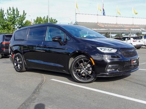 Used 2026 Chrysler Pacifica Limited w/ S Appearance Package FWD image 5