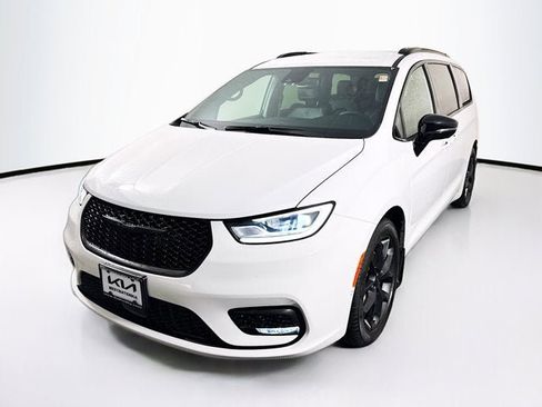 Used 2024 Chrysler Pacifica Touring-L w/ S Appearance Package image 1