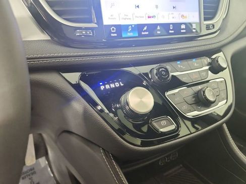 Used 2025 Chrysler Pacifica Limited FWD image 17