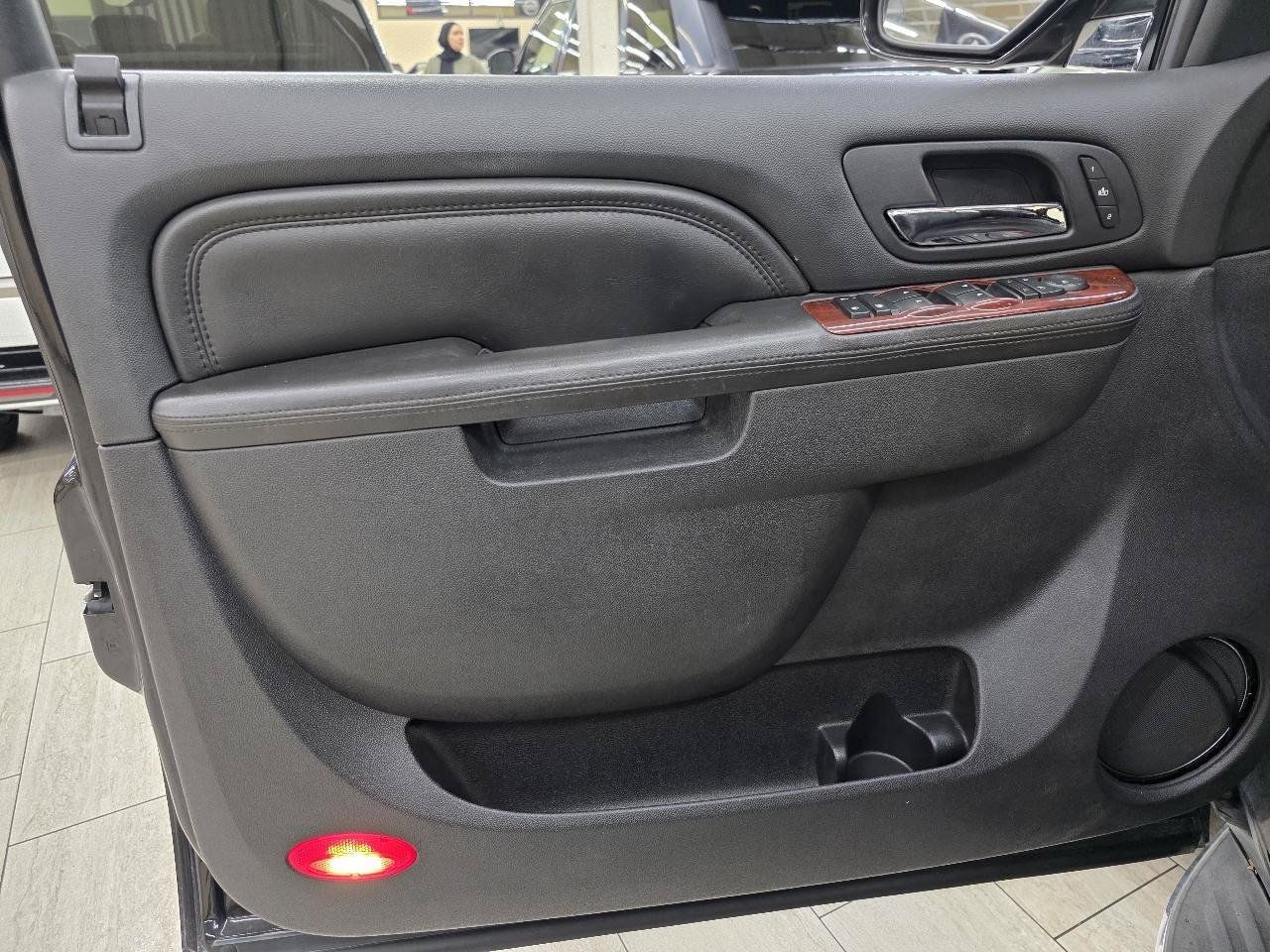 Used 2012 Cadillac Escalade Luxury RWD image 38