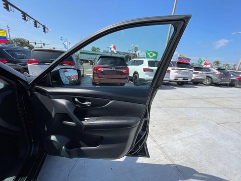 Used 2017 Nissan Rogue SV FWD image 4