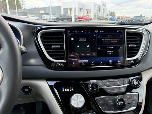 Used 2023 Chrysler Pacifica Touring-L image 17