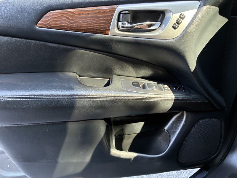 Used 2019 Nissan Pathfinder Platinum AWD/4WD image 4