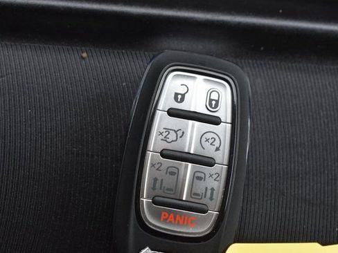 Used 2018 Chrysler Pacifica Touring-L w/ Premium Audio Group image 32