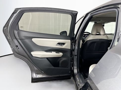 Used 2023 Nissan Ariya AWD image 28