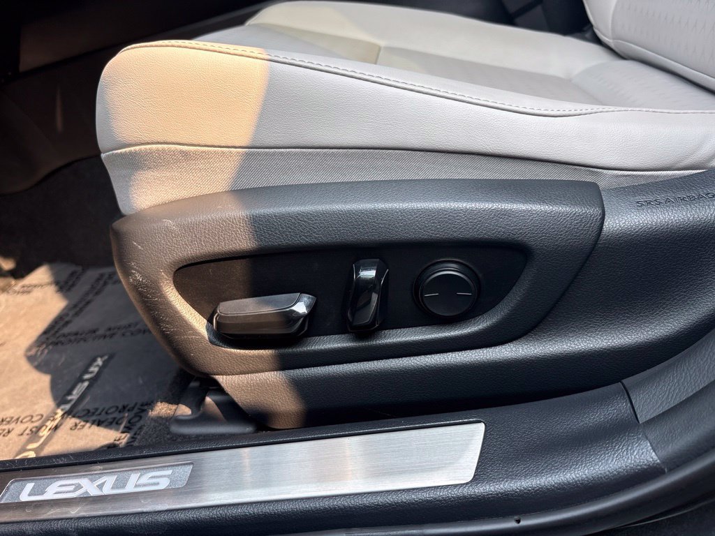 Used 2019 Lexus UX 200 w/ Accessory Package FWD image 16