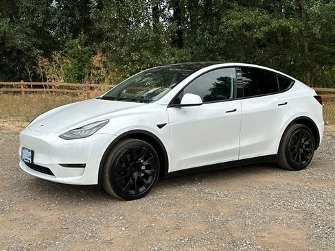 Used 2022 Tesla Model Y Long Range AWD/4WD image 5