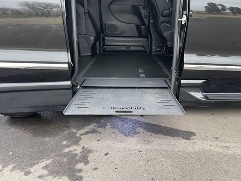 Used 2019 Chrysler Pacifica Touring-L image 6