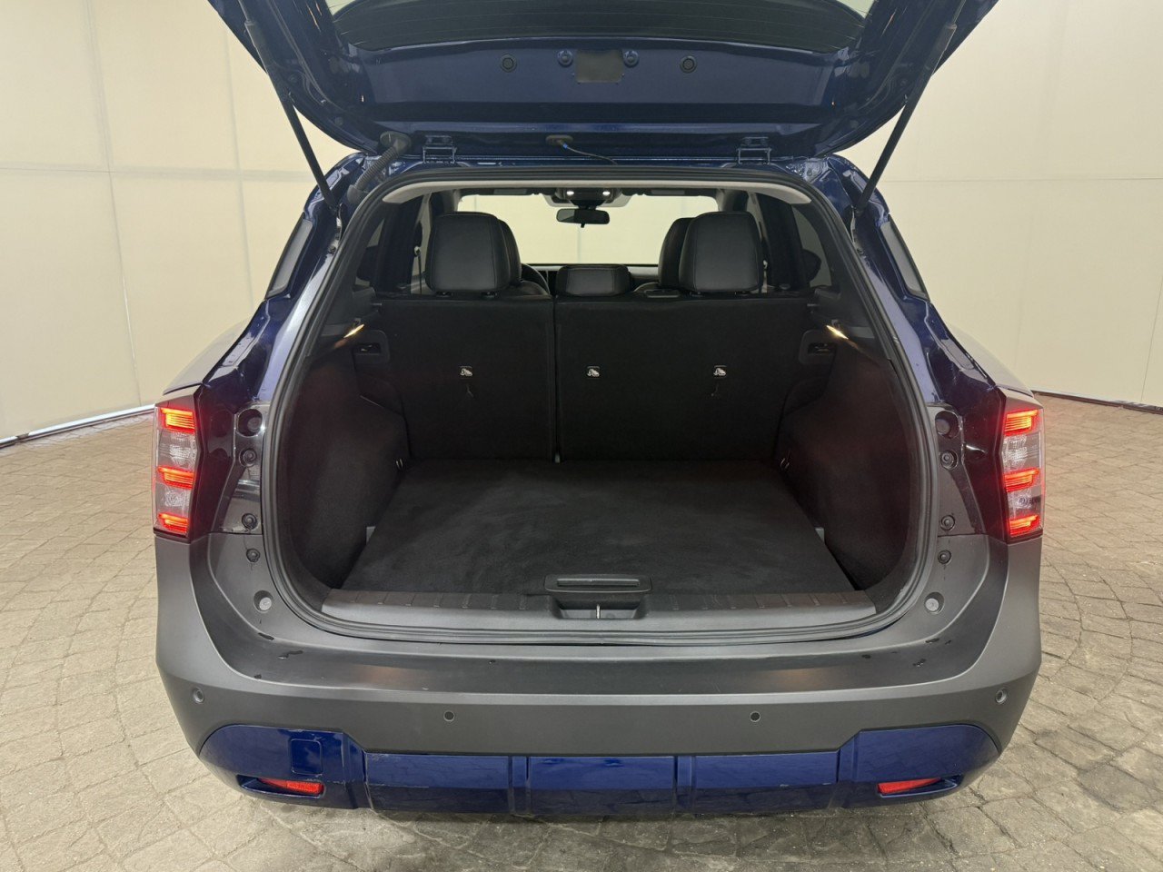 Used 2025 Nissan Kicks SR FWD image 7