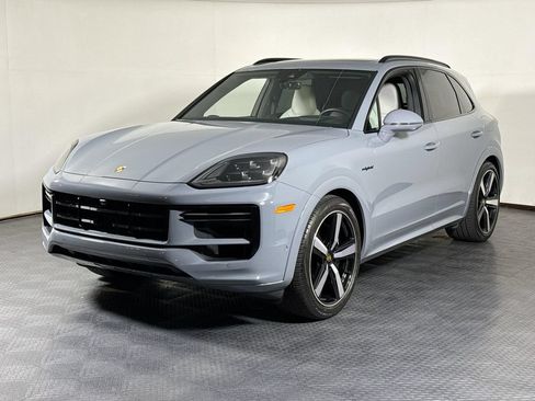 Certified 2024 Porsche Cayenne Turbo AWD/4WD image 1