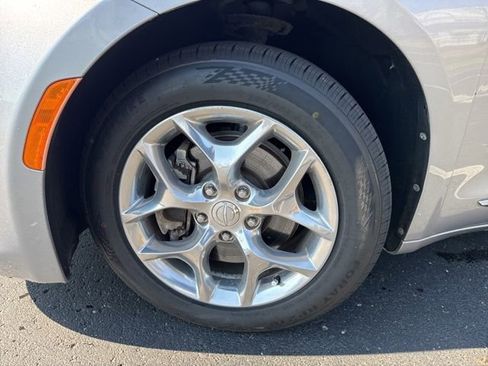 Used 2018 Chrysler Pacifica Limited FWD image 32