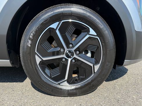 Certified 2024 Kia Niro LX FWD image 9