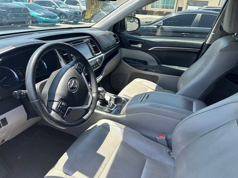 Used 2015 Toyota Highlander Limited w/ Driver Technology Package FWD image 4