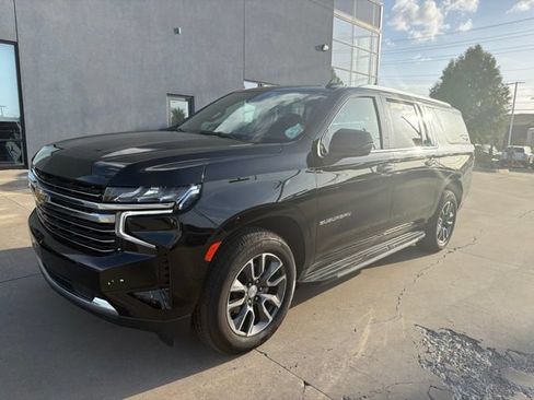 Used 2023 Chevrolet Suburban LT w/ LT Signature Plus Package AWD/4WD image 2