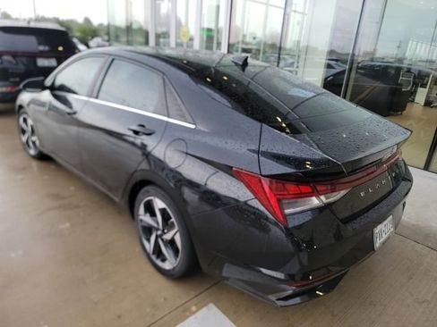 Used 2022 Hyundai Elantra SEL w/ Convenience + Premium Package image 3
