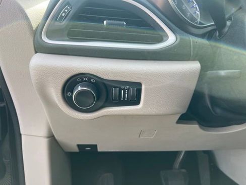 Used 2018 Chrysler Pacifica LX FWD image 15
