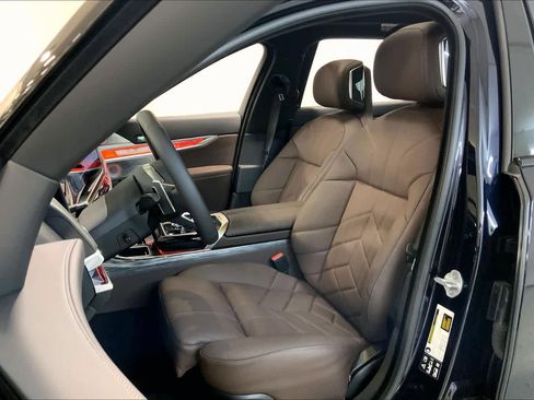 Used 2025 BMW 760i xDrive image 8