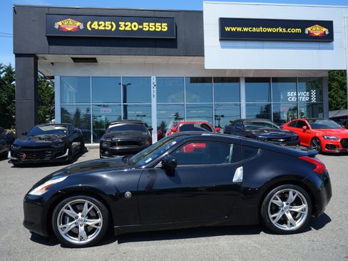 Used 2011 Nissan 370Z Touring w/ Sport Pkg RWD image 2