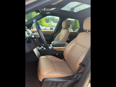 Used 2024 Land Rover Discovery Metropolitan Edition AWD/4WD image 9