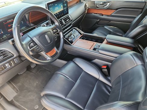Used 2024 Lincoln Navigator Premiere AWD/4WD image 9
