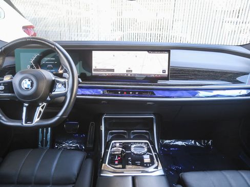 Used 2024 BMW 760i xDrive w/ Premium Package 2 image 9