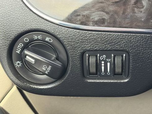 Used 2016 Chrysler Town & Country Touring FWD image 51