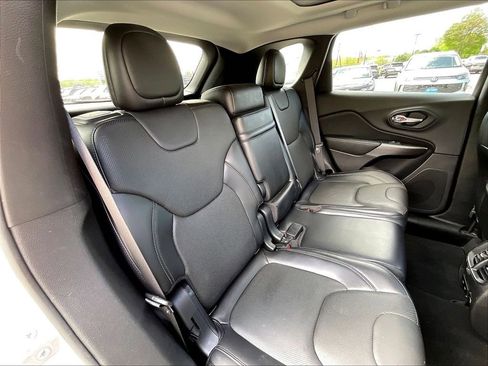 Used 2019 Jeep Cherokee Limited w/ Luxury Group AWD/4WD image 15