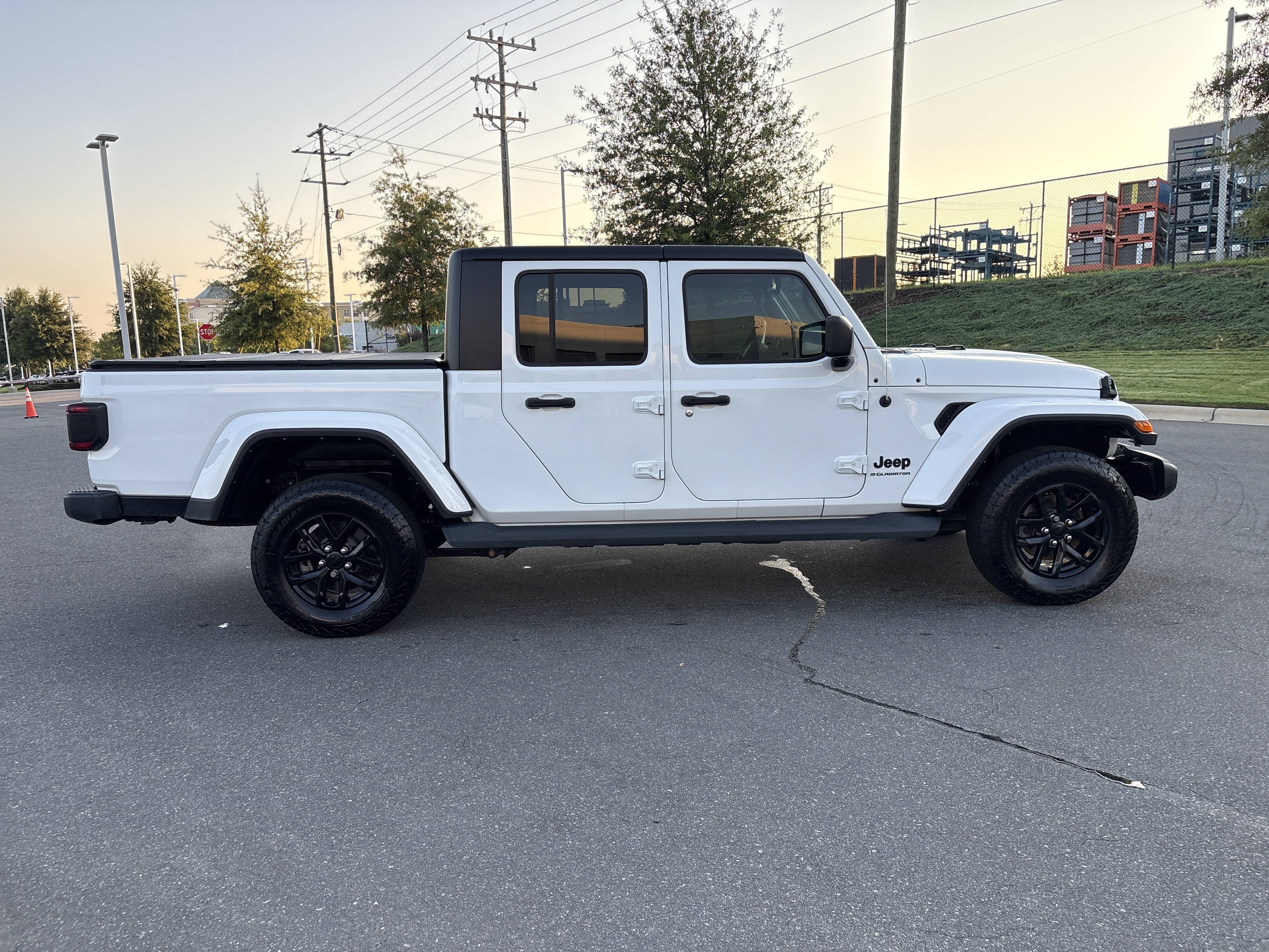 Used 2023 Jeep Gladiator Sport AWD/4WD image 10