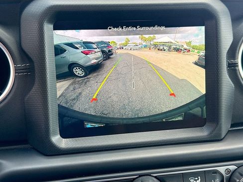 Used 2022 Jeep Wrangler Unlimited Sahara w/ Cold Weather Group image 15