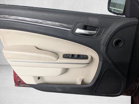 Used 2017 Chrysler 300 Limited image 10